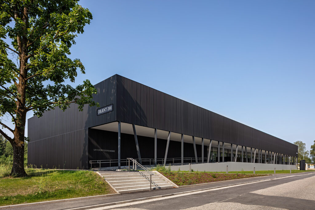 Foto Gebäude Kaserne Salzburg, Perspektive mit Baum im Vordergrund